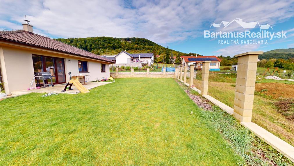 Na predaj novostavba rozmerného, 4 izbového rodinného domu s garážou v obci Trenčianske Mitice, časť Zemianske Mitice.