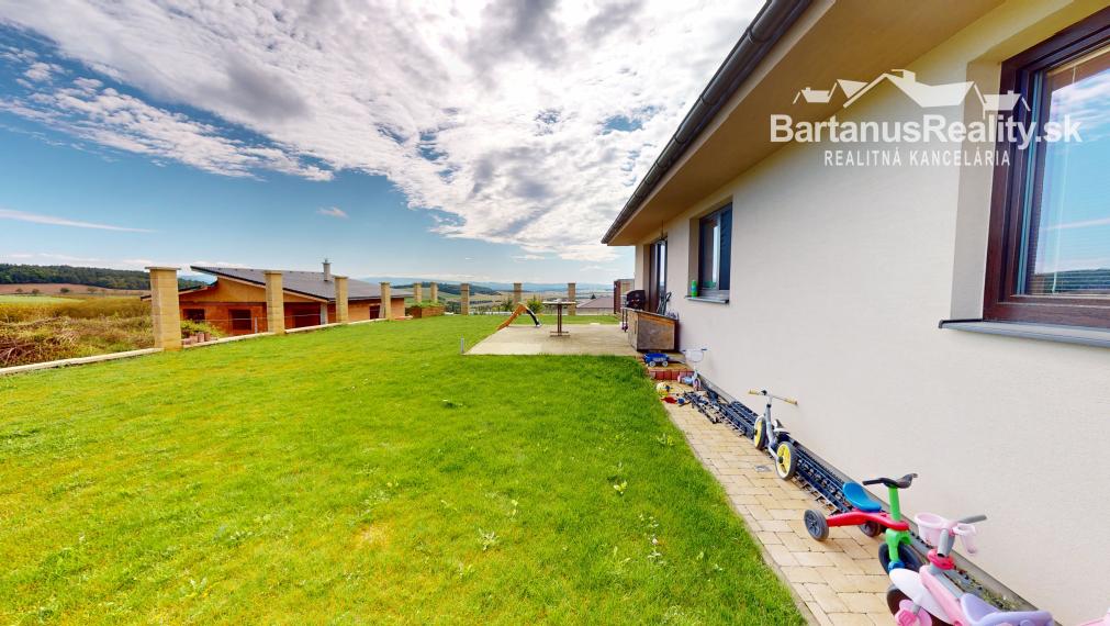 Na predaj novostavba rozmerného, 4 izbového rodinného domu s garážou v obci Trenčianske Mitice, časť Zemianske Mitice.