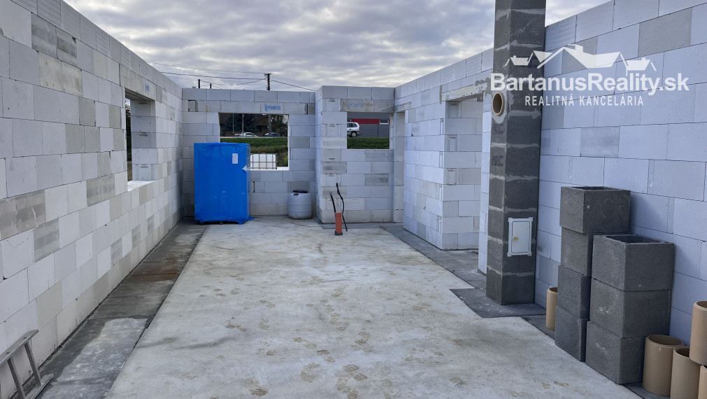 BartanusReality - Na predaj rozmerná novostavba 5 izbového rodinného domu v obci Kameničany pri Dubnici nad Váhom. Znížená cena!!!