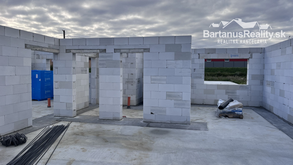 BartanusReality - Na predaj rozmerná novostavba 5 izbového rodinného domu v obci Kameničany pri Dubnici nad Váhom. Znížená cena!!!