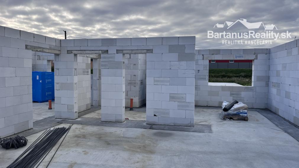 BartanusReality - Na predaj zaujímavý 5 izbový rodinný dom v obci Kameničany pri Dubnici nad Váhom. Znížená cena!!!