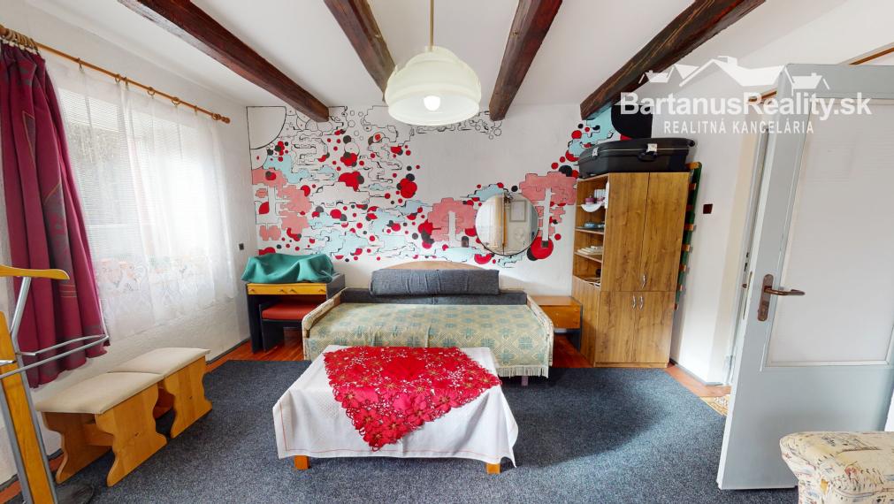 BartanusReality - Na predaj zaujímavý vidiecky, rodinný dom v obci Hrabovka pri Trenčíne.