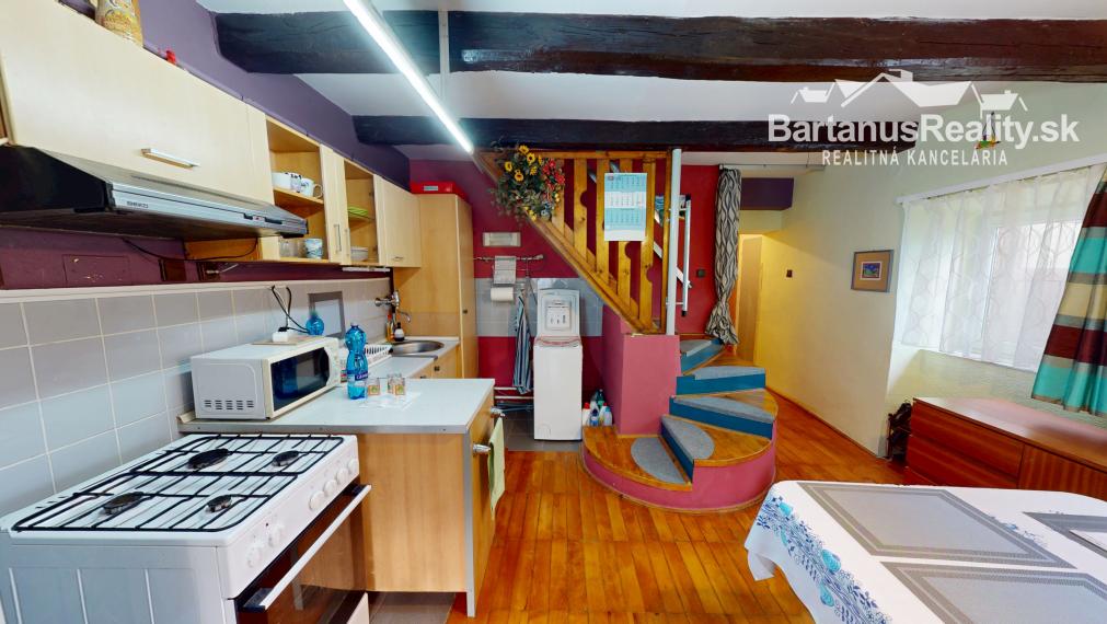 BartanusReality - Na predaj zaujímavý vidiecky, rodinný dom v obci Hrabovka pri Trenčíne.