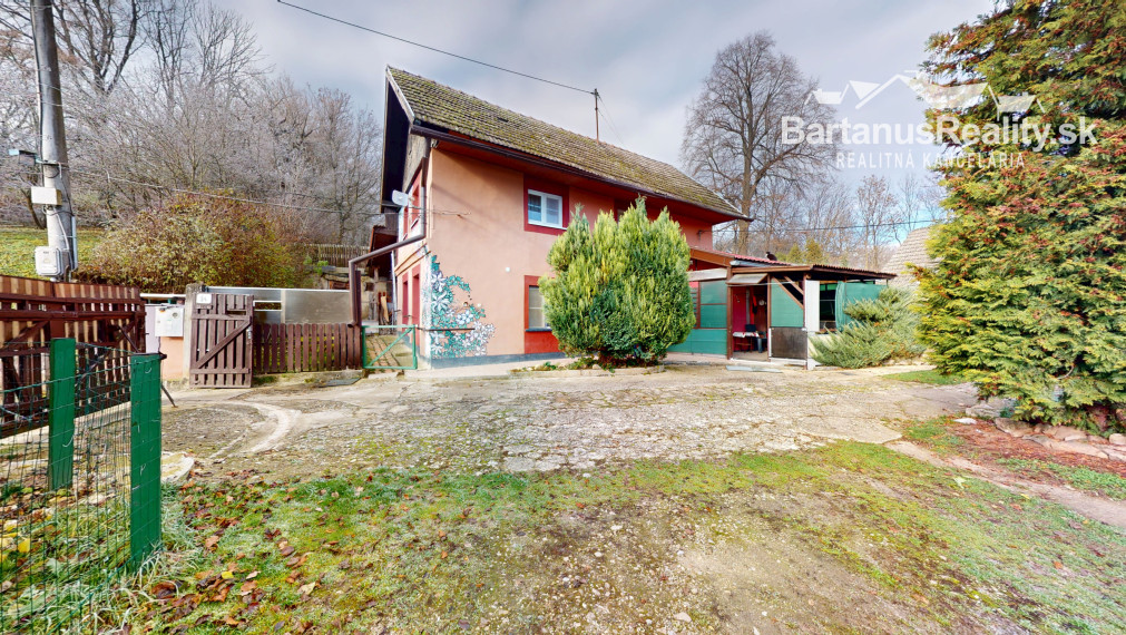 BartanusReality - Na predaj zaujímavý vidiecky, rodinný dom v obci Hrabovka pri Trenčíne.