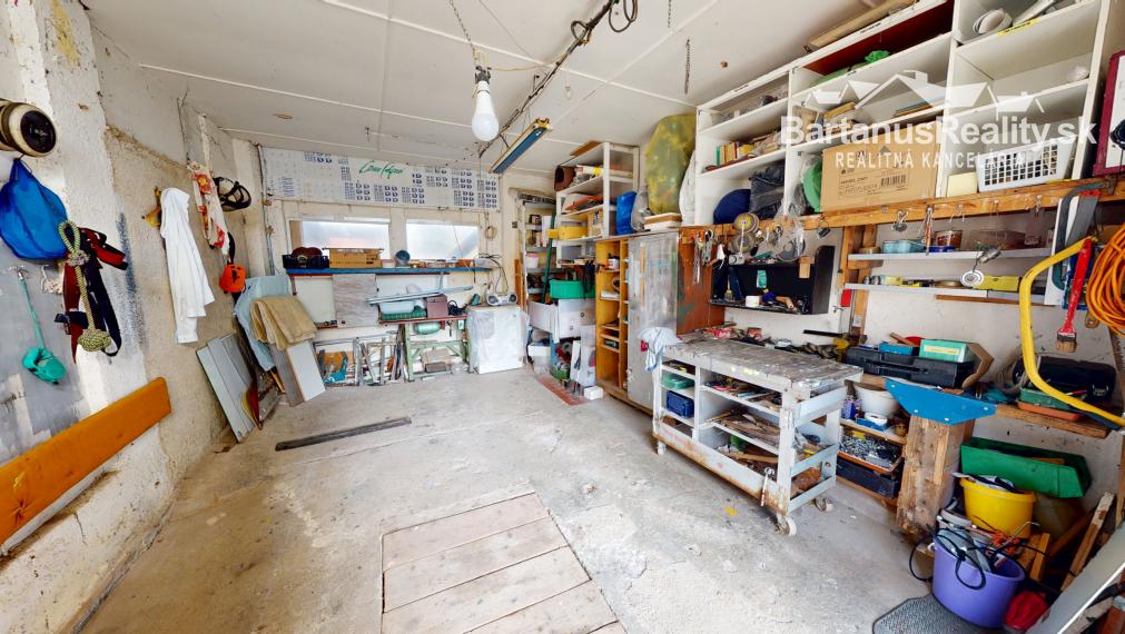 BartanusReality - Na predaj zaujímavý vidiecky, rodinný dom v obci Hrabovka pri Trenčíne.