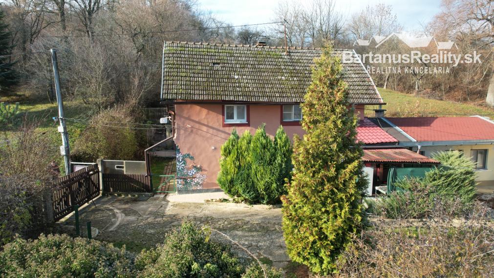 BartanusReality - Na predaj zaujímavý vidiecky, rodinný dom v obci Hrabovka pri Trenčíne.