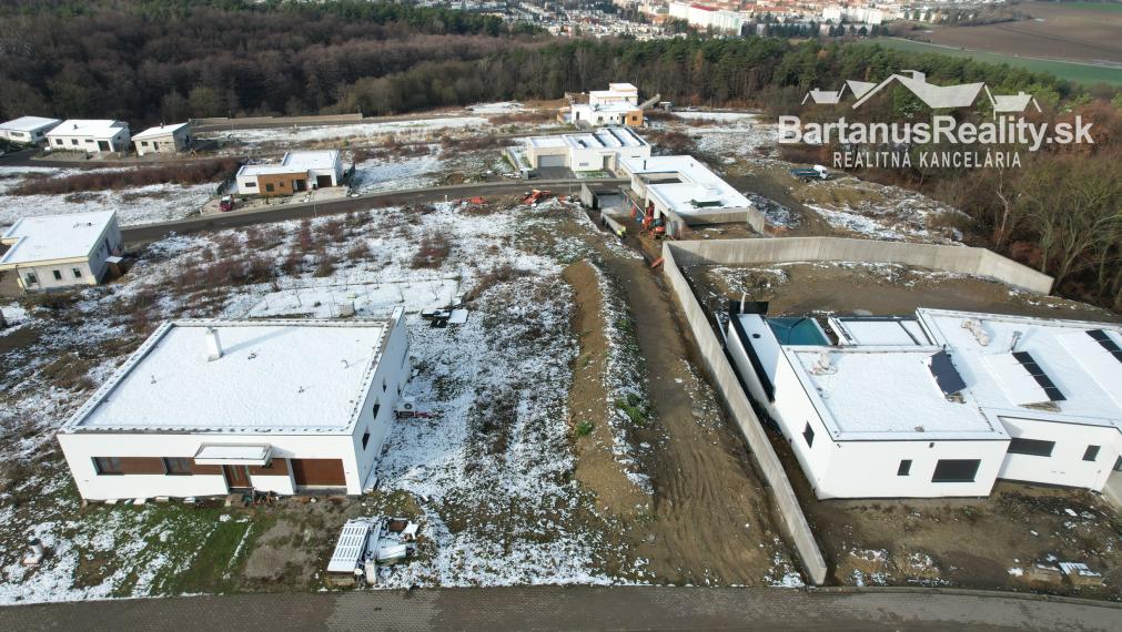BartanusReality - Na predaj pozemok o rozlohe 907m2 pre výstavbu rodinného domu v Novej Dubnici, časť Medové Lúky.