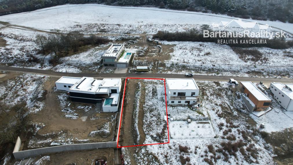 BartanusReality - Na predaj pozemok o rozlohe 907m2 pre výstavbu rodinného domu v Novej Dubnici, časť Medové Lúky.