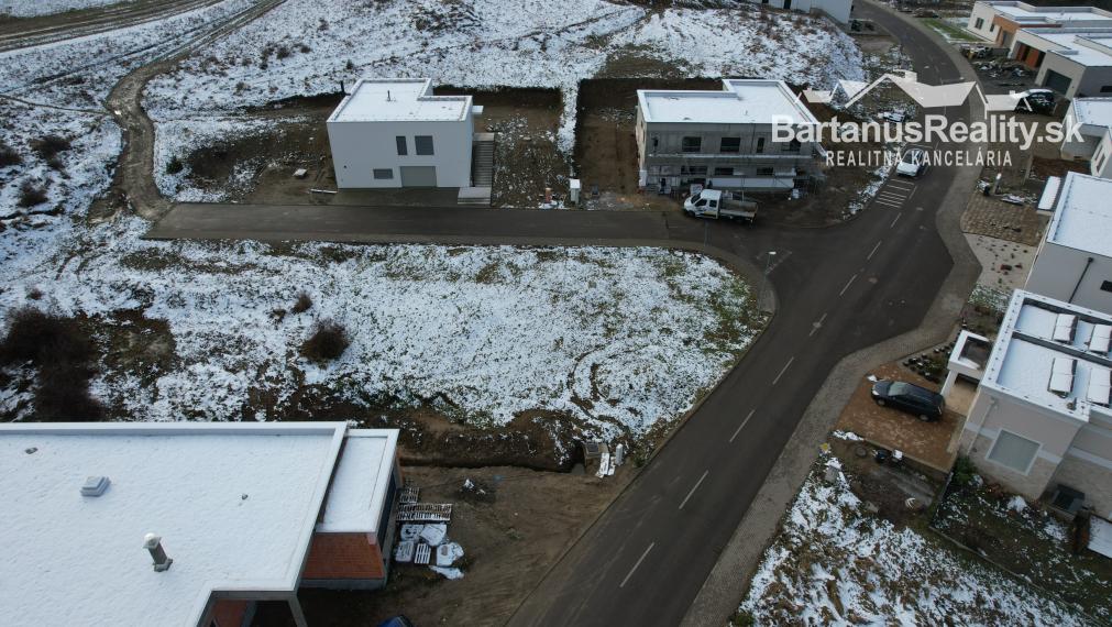 BartanusReality - Na predaj exkluzívny pozemok o rozlohe 553m2 v Nove Dubnici, časť Medové Lúky.