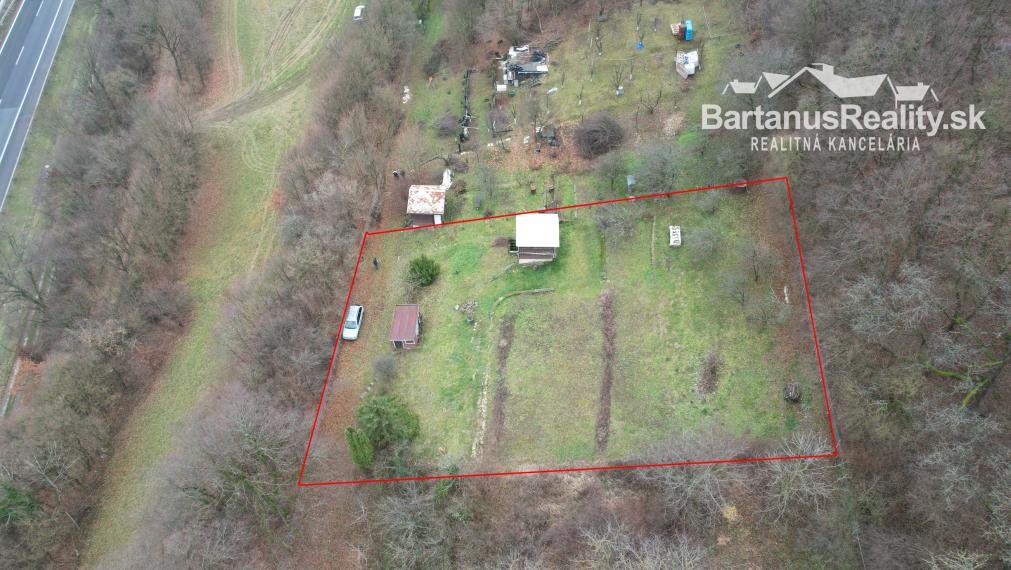 BartanusReality - Na predaj záhradná chatka so záhradou 1152 m2 a 386 m2 pri obci Kostolná - Záriečie 5km od Trenčína.