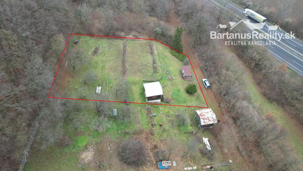 BartanusReality - Na predaj záhradná chatka so záhradou 1152 m2 a 386 m2 pri obci Kostolná - Záriečie 5km od Trenčína.