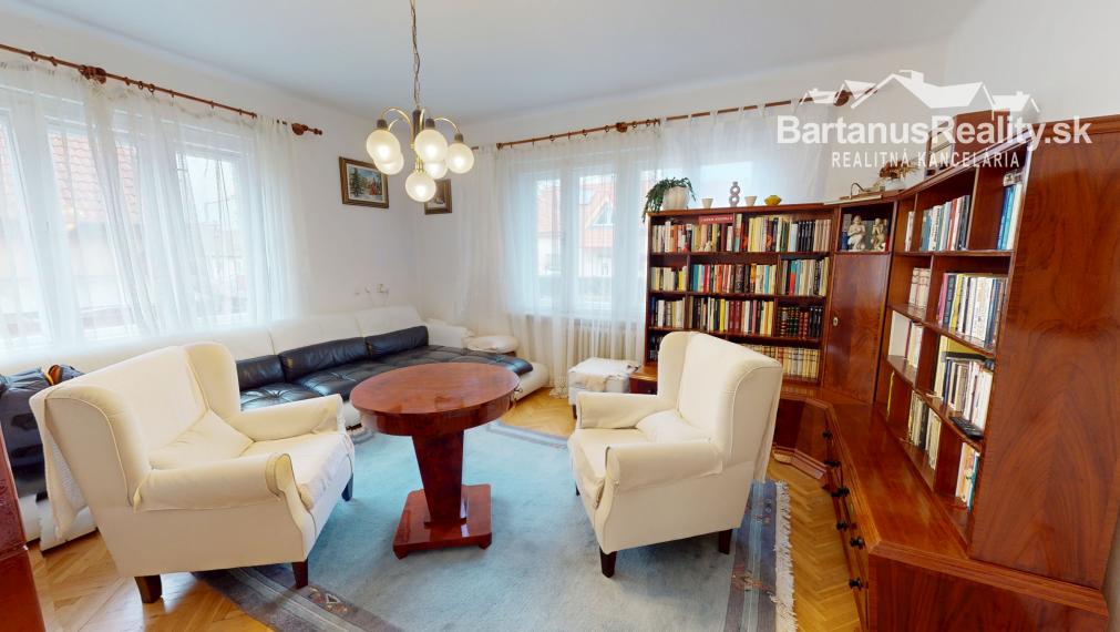 BartanusrReality - Na predaj zaujímavý rodinný dom v obci Moravany nad Váhom v tesnej blízkosti mesta Piešťany.