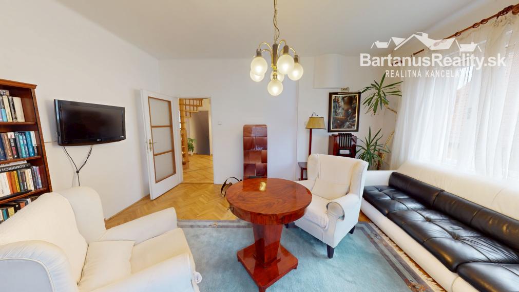 BartanusrReality - Na predaj zaujímavý rodinný dom v obci Moravany nad Váhom v tesnej blízkosti mesta Piešťany.