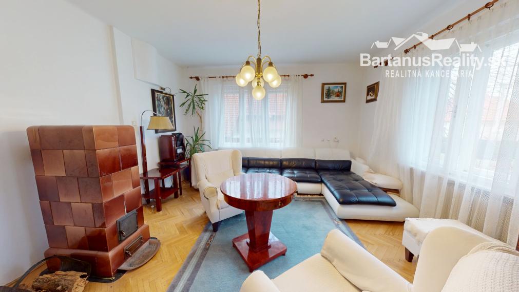 BartanusrReality - Na predaj zaujímavý rodinný dom v obci Moravany nad Váhom v tesnej blízkosti mesta Piešťany.