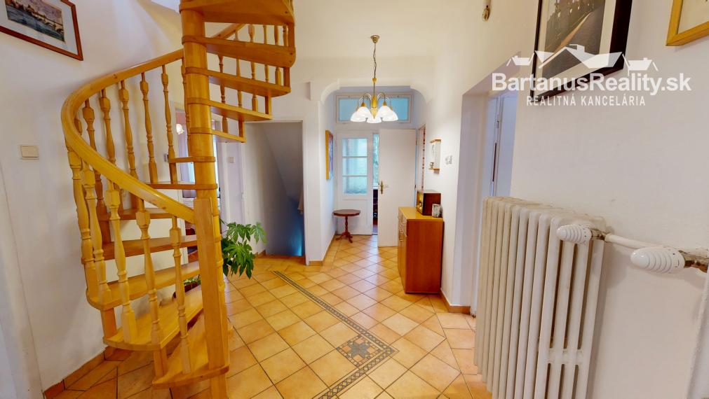 BartanusrReality - Na predaj zaujímavý rodinný dom v obci Moravany nad Váhom v tesnej blízkosti mesta Piešťany.