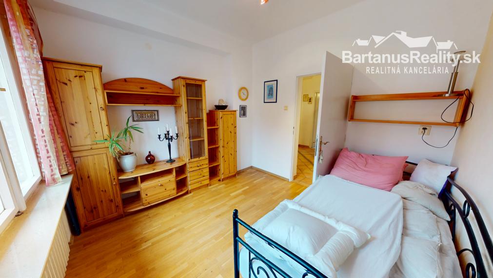 BartanusrReality - Na predaj zaujímavý rodinný dom v obci Moravany nad Váhom v tesnej blízkosti mesta Piešťany.