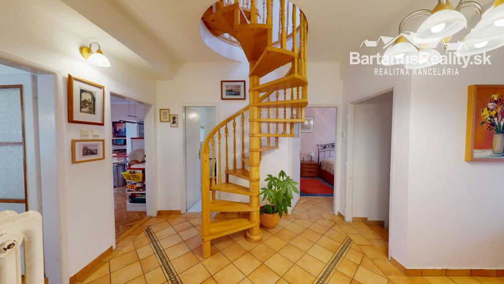 BartanusrReality - Na predaj zaujímavý rodinný dom v obci Moravany nad Váhom v tesnej blízkosti mesta Piešťany.