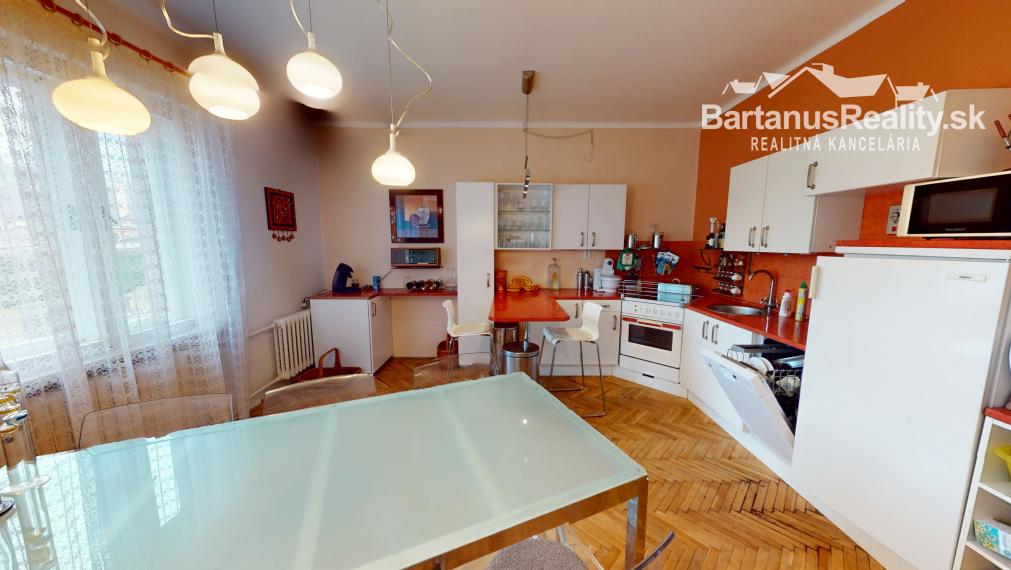 BartanusrReality - Na predaj zaujímavý rodinný dom v obci Moravany nad Váhom v tesnej blízkosti mesta Piešťany.