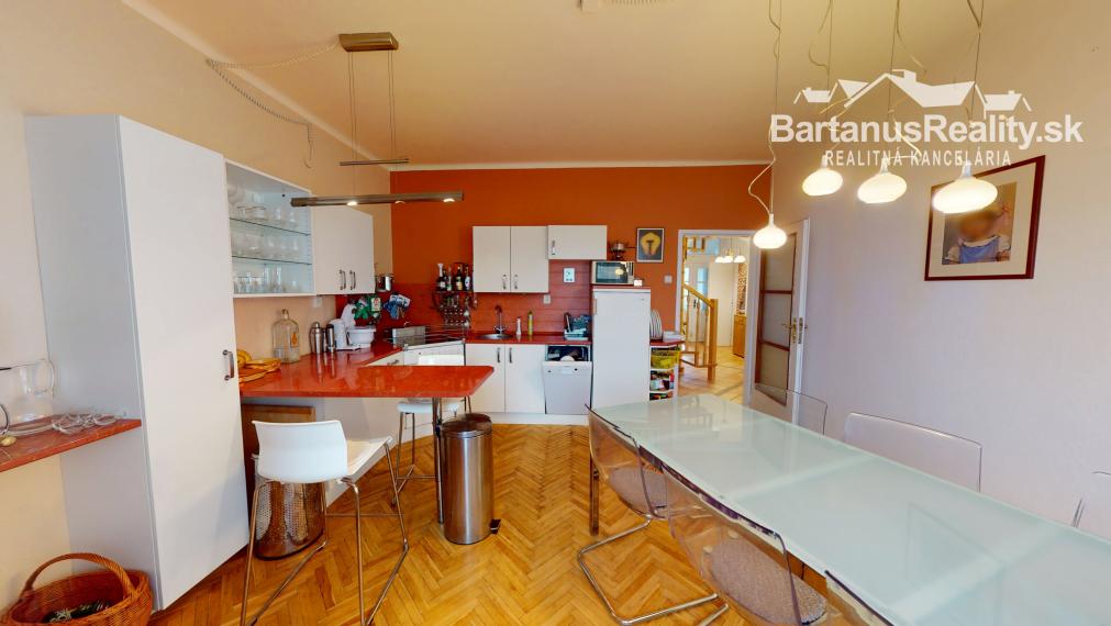 BartanusrReality - Na predaj zaujímavý rodinný dom v obci Moravany nad Váhom v tesnej blízkosti mesta Piešťany.