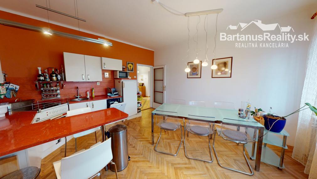 BartanusrReality - Na predaj zaujímavý rodinný dom v obci Moravany nad Váhom v tesnej blízkosti mesta Piešťany.