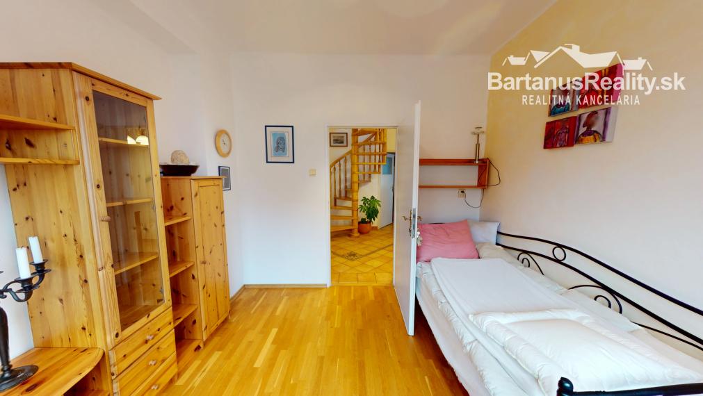 BartanusrReality - Na predaj zaujímavý rodinný dom v obci Moravany nad Váhom v tesnej blízkosti mesta Piešťany.