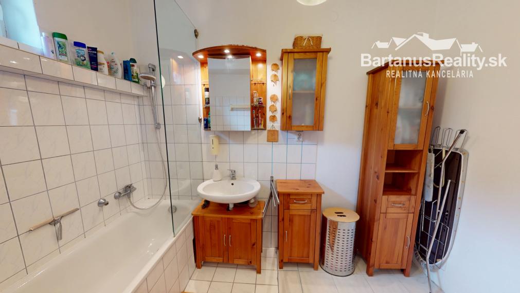 BartanusrReality - Na predaj zaujímavý rodinný dom v obci Moravany nad Váhom v tesnej blízkosti mesta Piešťany.