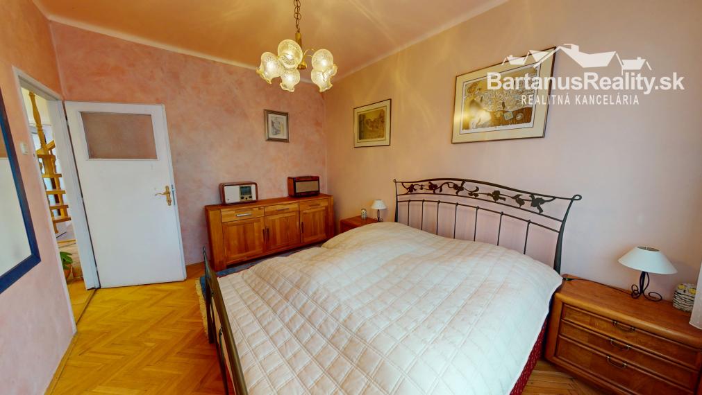 BartanusrReality - Na predaj zaujímavý rodinný dom v obci Moravany nad Váhom v tesnej blízkosti mesta Piešťany.