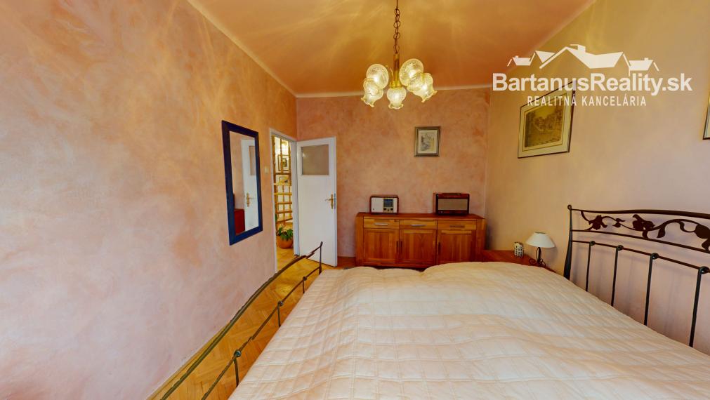 BartanusrReality - Na predaj zaujímavý rodinný dom v obci Moravany nad Váhom v tesnej blízkosti mesta Piešťany.