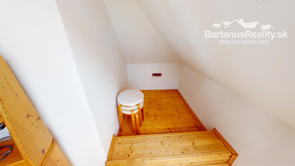 BartanusrReality - Na predaj zaujímavý rodinný dom v obci Moravany nad Váhom v tesnej blízkosti mesta Piešťany.