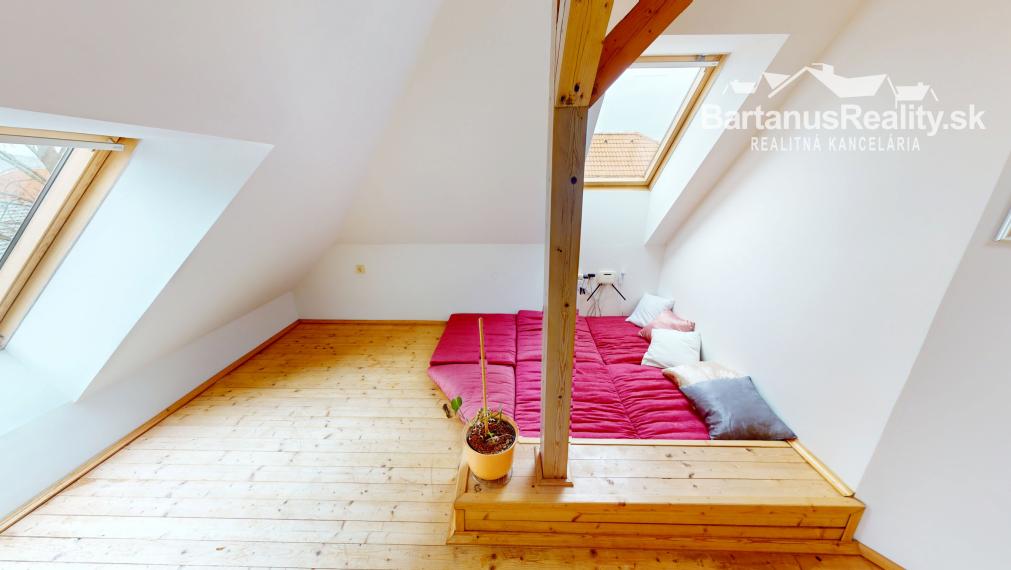 BartanusrReality - Na predaj zaujímavý rodinný dom v obci Moravany nad Váhom v tesnej blízkosti mesta Piešťany.