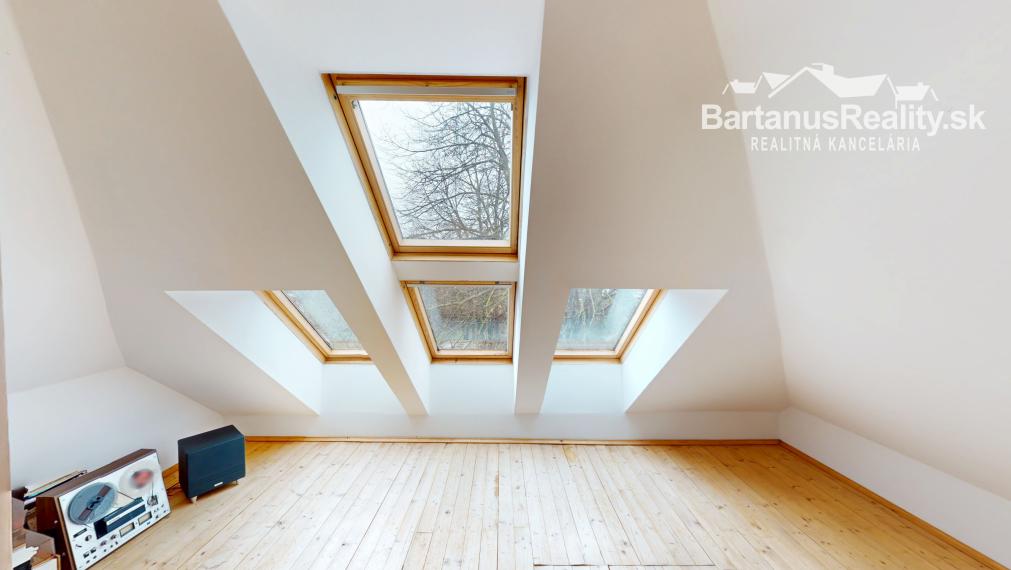 BartanusrReality - Na predaj zaujímavý rodinný dom v obci Moravany nad Váhom v tesnej blízkosti mesta Piešťany.