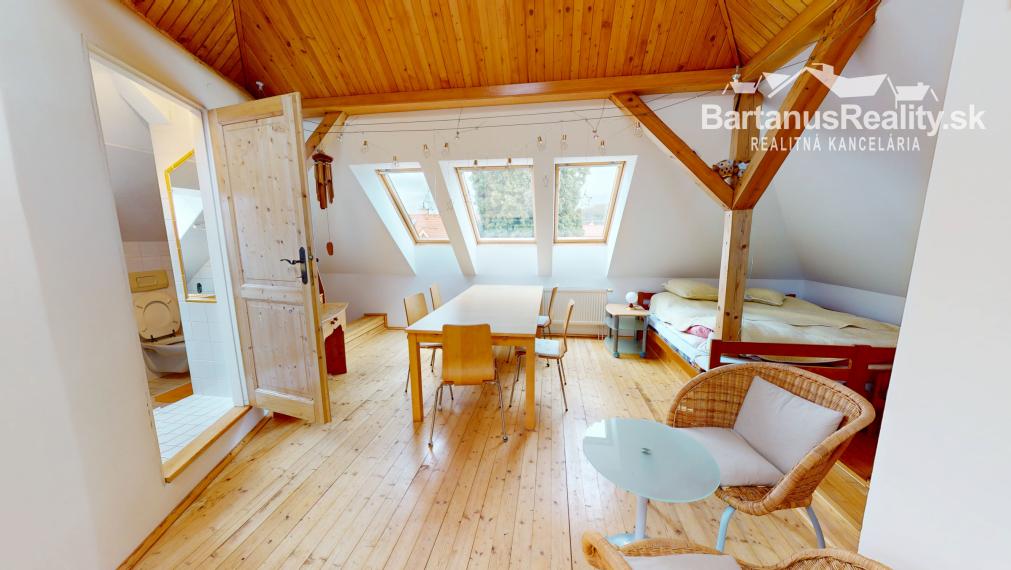 BartanusrReality - Na predaj zaujímavý rodinný dom v obci Moravany nad Váhom v tesnej blízkosti mesta Piešťany.