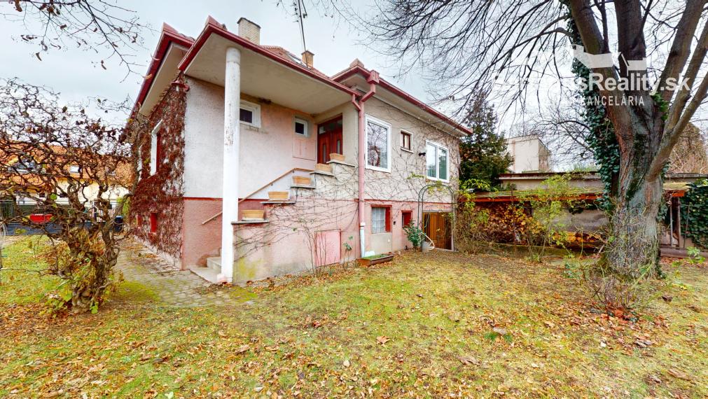 BartanusrReality - Na predaj zaujímavý rodinný dom v obci Moravany nad Váhom v tesnej blízkosti mesta Piešťany.