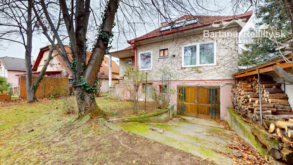 BartanusrReality - Na predaj zaujímavý rodinný dom v obci Moravany nad Váhom v tesnej blízkosti mesta Piešťany.