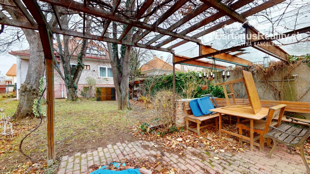 BartanusrReality - Na predaj zaujímavý rodinný dom v obci Moravany nad Váhom v tesnej blízkosti mesta Piešťany.