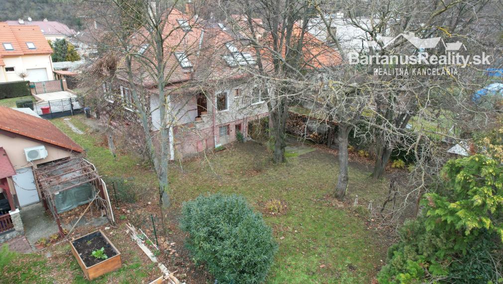 BartanusrReality - Na predaj zaujímavý rodinný dom v obci Moravany nad Váhom v tesnej blízkosti mesta Piešťany.