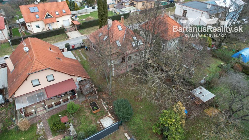 BartanusrReality - Na predaj zaujímavý rodinný dom v obci Moravany nad Váhom v tesnej blízkosti mesta Piešťany.