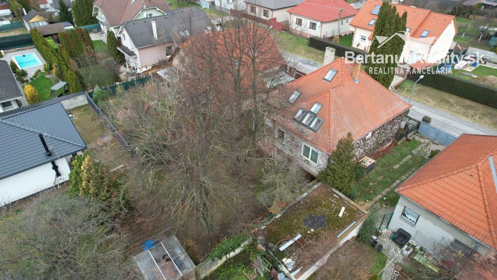 BartanusrReality - Na predaj zaujímavý rodinný dom v obci Moravany nad Váhom v tesnej blízkosti mesta Piešťany.