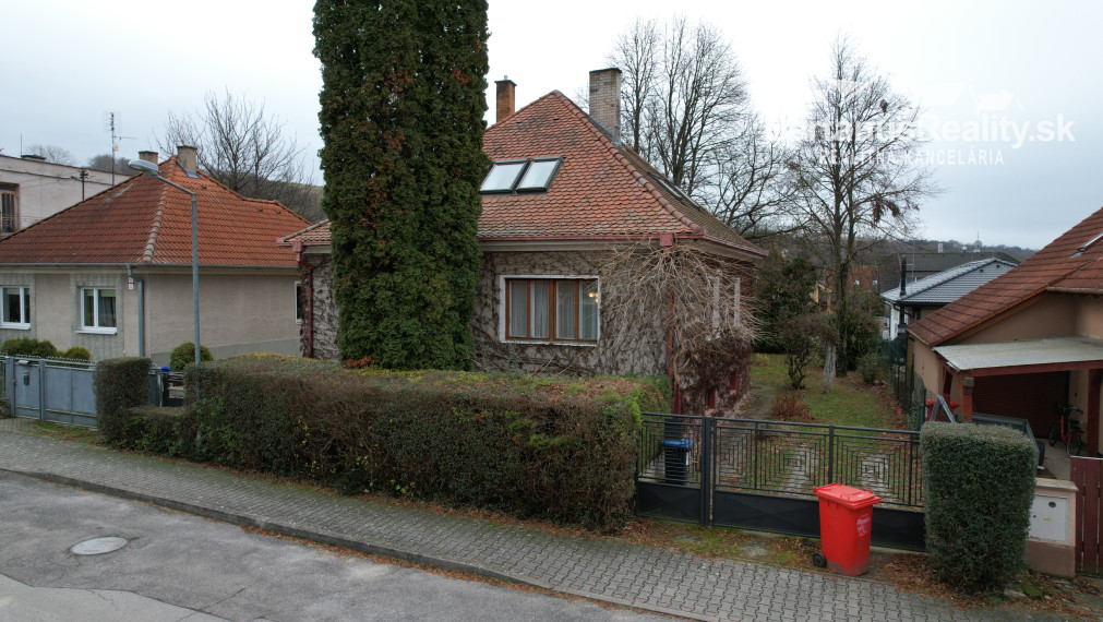 BartanusrReality - Priestranný rodinný dom v obci Moravany nad Váhom, neďaleko Piešťanských kúpeľov.