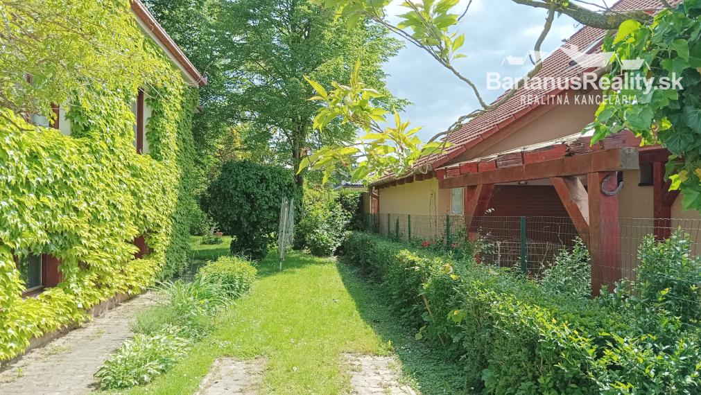 BartanusrReality - Na predaj zaujímavý rodinný dom v obci Moravany nad Váhom v tesnej blízkosti mesta Piešťany.