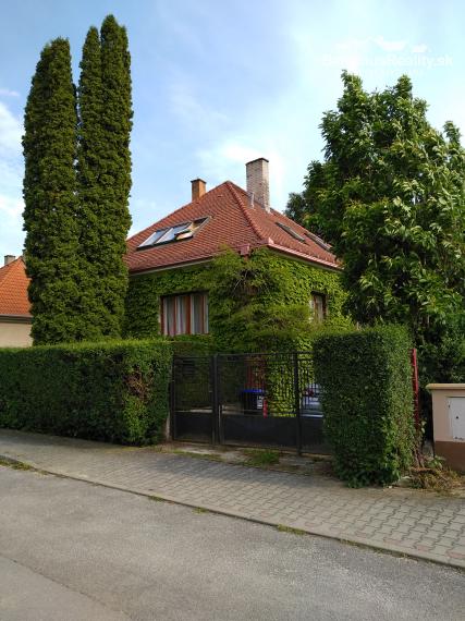 BartanusrReality - Na predaj zaujímavý rodinný dom v obci Moravany nad Váhom v tesnej blízkosti mesta Piešťany.