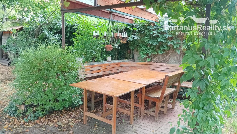 BartanusrReality - Na predaj zaujímavý rodinný dom v obci Moravany nad Váhom v tesnej blízkosti mesta Piešťany.