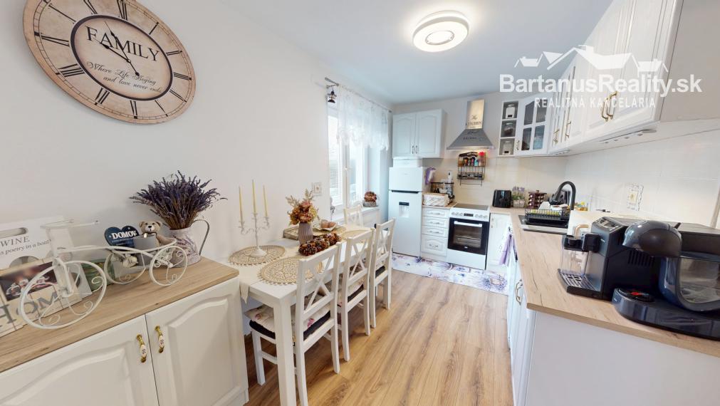 BartanusReality - Na predaj krásny, kompletne zrekonštruovaný 2 izbový byt v obci Bobot, 10km. od Trenčianskych Teplíc.