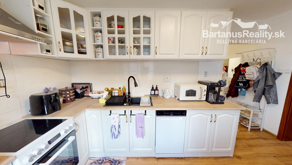 BartanusReality - Na predaj krásny, kompletne zrekonštruovaný 2 izbový byt v obci Bobot, 10km. od Trenčianskych Teplíc.
