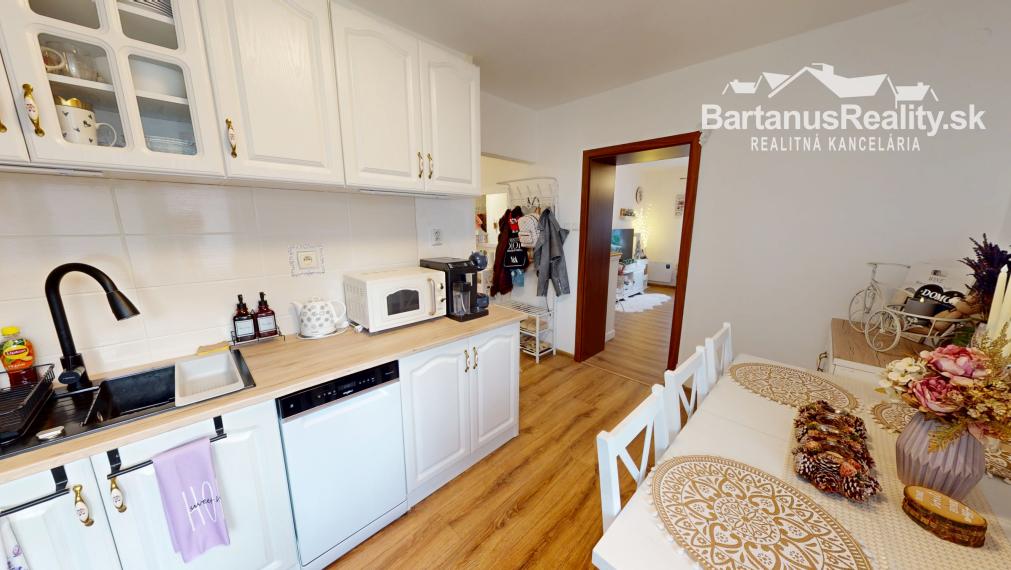 BartanusReality - Na predaj krásny, kompletne zrekonštruovaný 2 izbový byt v obci Bobot, 10km. od Trenčianskych Teplíc.