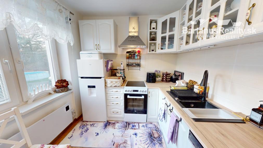 BartanusReality - Na predaj krásny, kompletne zrekonštruovaný 2 izbový byt v obci Bobot, 10km. od Trenčianskych Teplíc.