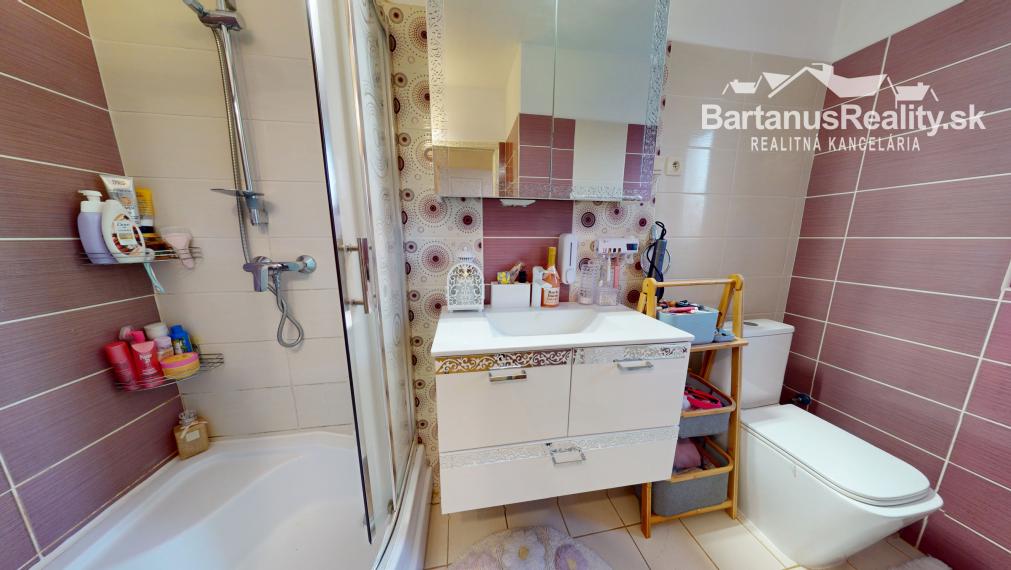 BartanusReality - Na predaj krásny, kompletne zrekonštruovaný 2 izbový byt v obci Bobot, 10km. od Trenčianskych Teplíc.