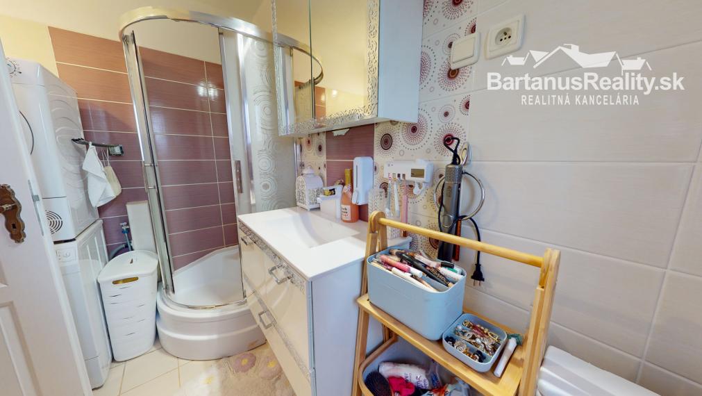 BartanusReality - Na predaj krásny, kompletne zrekonštruovaný 2 izbový byt v obci Bobot, 10km. od Trenčianskych Teplíc.