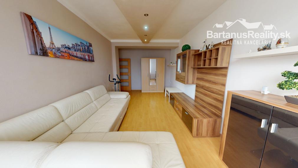 Na predaj čiastočne zrekonštruovaný 2 izbový byt na námestí v Novej Dubnici, Komenského sady.