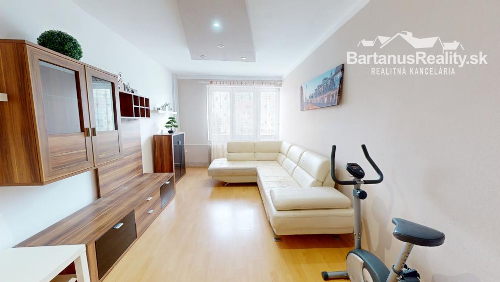 Na predaj čiastočne zrekonštruovaný 2 izbový byt na námestí v Novej Dubnici, Komenského sady.